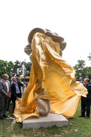 مجسمه اهدایی تونی کرگ