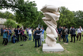 مجسمه اهدایی تونی کرگ
