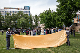 مجسمه اهدایی تونی کرگ