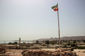 قسمتی از برج قلعه پرتغالی‌ها که پرچم ایران بر روی آن برفراشته شده است.
