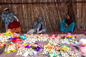 بخشی از منابع درآمدی زنان هرمز ساخت و فروش زیورآلات از صدف‌های سواحل هرمز است.
