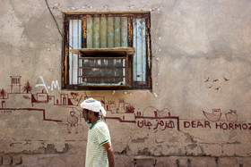 در برخی از کوچه های شهر هرمز نقاشی‌های دیواری به چشم می‌خورد که توسط اهالی هرمز کشیده شده‌اند.
