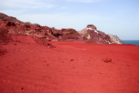 معدن خاک سرخ جزیره هرمز که هم‌اکنون تعطیل شده است.
