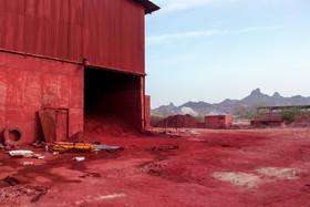کارخانه خاک سرخ هرمز که در نزدیکی شهر قرار دارد و هم‌اکنون تعطیل شده‌است.

