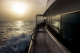 قایق‌های تندرو مسافری تنها وسیله دسترسی از بندرعباس و جزیره قشم به جزیره هرمز هستند.
