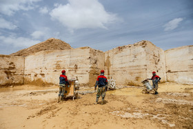 قسمت های برش خوره دیواره های معدن سنگ تراورتن توسط کارگران 