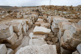 سمت بارگیری معدن و جابحایی سنگ ها به شهر اصفهان برای تبدیل کردن به سنگ های مرمر جهت استفاده برای نمای ساختمان