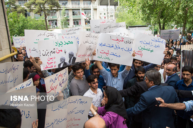 حاشیههای حضور ظریف در دانشگاه امیرکبیر + فیلم حاشیههای حضور ظریف در دانشگاه امیرکبیر + فیلم