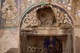 برای تزئینات دیوارهای خارجی «کاخ سرهنگ‌آباد» از گچ بری، آینه کاری، خطاطی، حجاری و مجسمه سازی استفاده شده که به علت عدم مرمت و نگهداری، قسمتی از آن تخریب شده است.