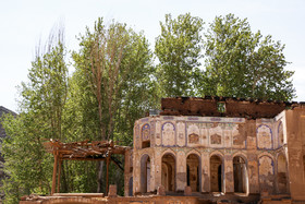 عمارت تاریخی «کاخ سرهنگ‌آباد» اردستان در مساحتی حدود ۶۰۰ مترمربع احداث شده و کاخ اصلی آن در ۳ طبقه با زیر بنای ۱۵۰۰ مترمربع بنا شده است.