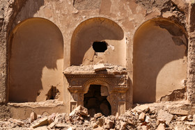 گچبری‌های «کاخ سرهنگ‌آباد» به دلیل عدم مراقبت و نگهداری، قسمت‌های زیادی از آن تخریب شده است.