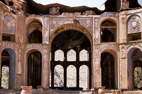 مهم ترین بنا در «کاخ سرهنگ‌آباد» عمارت چهل ستون است که از دیرباز به عنوان ساختمانی ییلاق نشین مورد استفاده قرار می‌گرفته است.