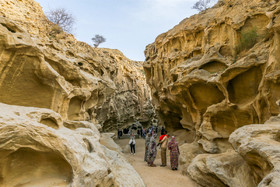 مسیر ابتدای ورود به دره چاهکوه عریض و پر نور با دیوارهای مرتفع که بتدریج از عرض آن کم می‌شود.