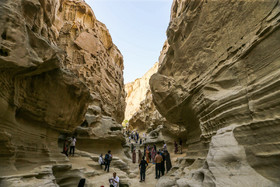 باد، آب باران و بارش های سیل آسا و شدید از مهم ترین دلایل وجود این حفره های زیاد در میان دیواره چاهکوه شده است.