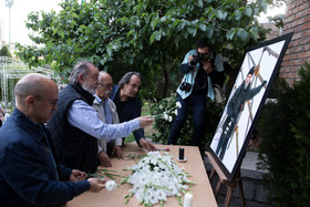 (از راست) سیف‌الله صمدیان، محمد صیاد، محمد فرنود و حمید فروتن در ادای احترام عکاسان مطبوعاتی به عباس عطار