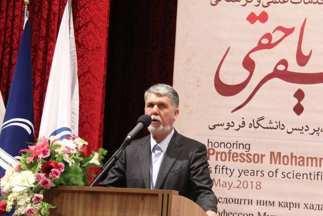 دکتر یاحقی با همه توان زحمت کشیده است