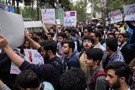 تجمع اعتراضی دانشجویان در واکنش به خروج آمریکا از برجام مقابل لانه جاسوسی