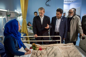 بازدید علی لاریجانی ریاست مجلس شورای اسلامی از مصدومان حادثه زلزله کرمانشاه در بخش توانبخشی بیمارستان نور افشار تهران