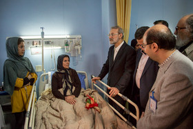 بازدید علی لاریجانی ریاست مجلس شورای اسلامی از مصدومان حادثه زلزله کرمانشاه در بخش توانبخشی بیمارستان نور افشار تهران