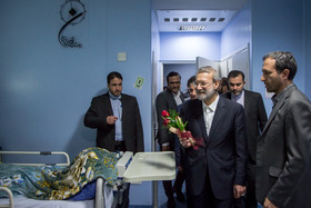 بازدید علی لاریجانی ریاست مجلس شورای اسلامی از مصدومان حادثه زلزله کرمانشاه در بخش توانبخشی بیمارستان نور افشار تهران