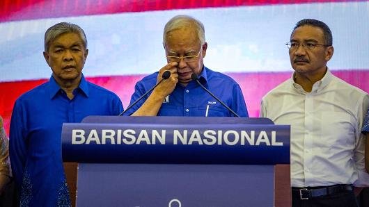نجیب رزاق از رهبری حزبش و نیز ائتلاف حاکم مالزی کناره‌گیری کرد