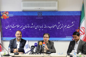 طاهر موهبتی، رییس سازمان بیمه سلامت و علی متقیان، مدیرعامل خبرگزاری ایسنا در نشست هم‌اندیشی با اصحاب رسانه