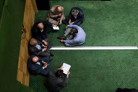 نمایندگان در گوشه ای از مجلس در حال مشورت با یکدیگر در جلسه علنی مجلس شورای اسلامی