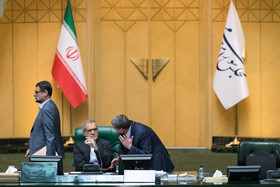 مسعود پزشکیان نایب رئیس مجلس شورای اسلامی در حال گفت و گو با یکی از نمایندگان در جلسه علنی مجلس شورای اسلامی