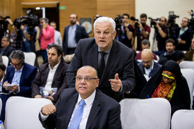 حضور سفرای عراق (ایستاده) و مصر در نشست اضطراری کمیته دائمی فلسطین در اتحادیه بین‌المجالس اسلامی