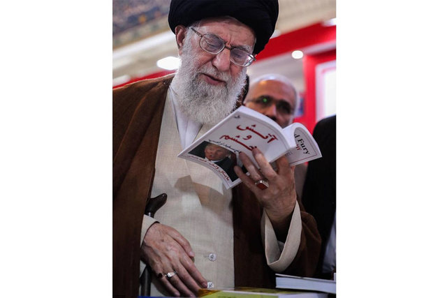 درباره کتاب در دست رهبری بیش‌تر بدانید