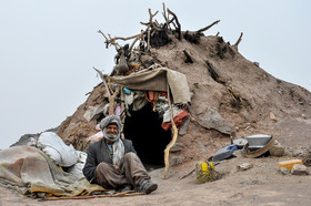 مردمان روستای «شاه مردی» در خانه‌های ساخته شده از گل و شاخه درختان و پارچه‌های کهنه زندگی می‌کنند. این خانه‌ها ناامن در مواجه با خطراتی چون زلزله و حشرات و جانداران گزنده هستند.