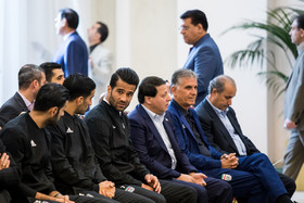 مسعود شجاعی(نفر سوم از چپ) بازیکن تیم ملی فوتبال ایران در مراسم دیدار با رئیس جمهور