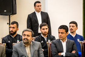 حضور علیرضا جهانبخش(نشسته وسط)، ملی پوش تیم فوتبال در مراسم دیدار با رئیس جمهور 