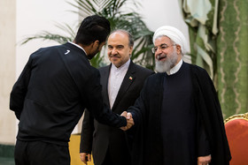 تقدیر حسن روحانی، رییس جمهور و سلطانی‌فر، وزیر ورزش و جوانان از مسعود شجاعی، بازیکن تیم ملی فوتبال 