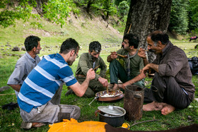 استراحت گالش‌ها (در زبان طبری به گاوداران سنتی «گالش» می‌گویند) بعد از چندین ساعت پیاده روی