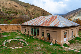 نمای جنوبی و شرقی «کاخ ناصری» که در گذشته این بنا دو طبقه بوده و به علت عدم رسیدگی از بین رفته است. 