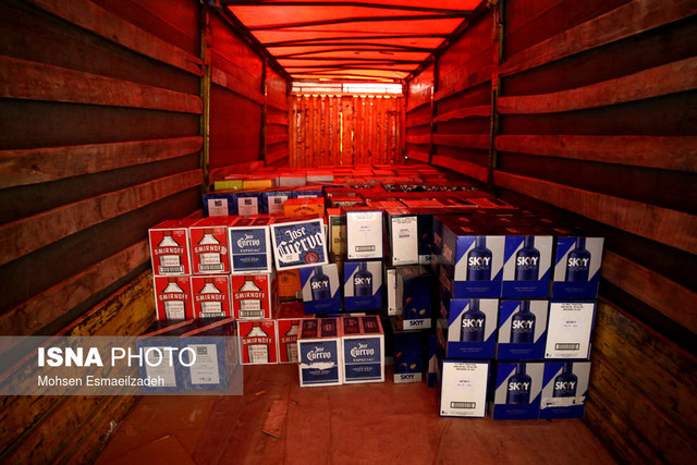 عکس آرشیوی است ورود و خروج هرگونه مایعات در گمرکات با دقت بالا بررسی میشود