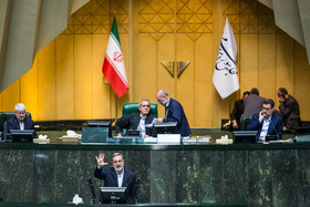 محمد بطحایی، وزیر آموزش و پرورش در حال پاسخ به سوال نمایندگان در جلسه علنی مجلس شورای اسلامی