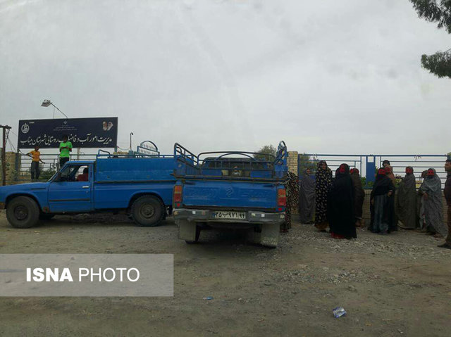 قطعی ۸ روزه آب شرب در روستای خشک آباد میناب و اعتراض مردم روزه دار تجمع
