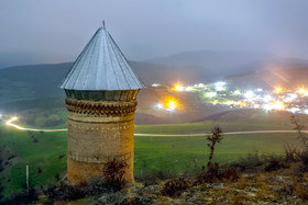 «برج رسکت» در چهل کیلومتری جنوب شهر ساری، در یکی از روستاهای دودانگه به نام روستای رسکت قرار دارد.  در سال ۲۳۱ خورشیدی برابر با ۲۳۷ قمری شهابسنگی در منطقه فریم سقوط کرد که به نام شهاب سنگ اسپهبد شروین خوانده شد. برخی پژوهشگران برج رسکت را یادمانی چند منظوره در نزدیکی محل سقوط این شهاب سنگ میدانند.