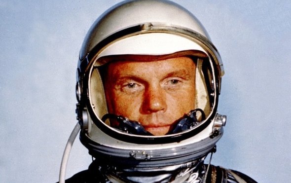 کلاه ایمنی "جان گلن" به حراج گذاشته می‌شود+تصاویر