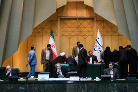 علی لاریجانی رییس مجلس در انتخابات هیات رییسه به سخنان نمایندگان گوش میدهد