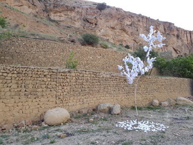 درختی با برگ‌های کاغذی