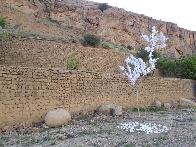 درختی با برگ‌های کاغذی