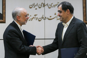 قاضی زاده هاشمی و صالحی در جلسه امضای تفاهم نامه و مشارکت سازمان انرژی اتمی با وزارت بهداشت برای درمان پیشرفته سرطان