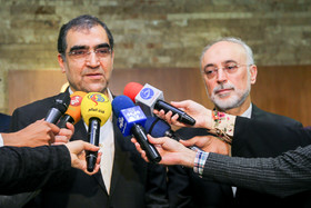 علی اکبر صالحی و قاضی زاده هاشمی در جمع خبرنگاران در حاشیه جلسه مشارکت سازمان انرژی اتمی با وزارت بهداشت برای درمان پیشرفته سرطان