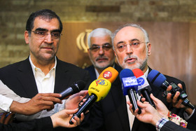 علی اکبر صالحی و قاضی زاده هاشمی در جمع خبرنگاران در حاشیه جلسه مشارکت سازمان انرژی اتمی با وزارت بهداشت برای درمان پیشرفته سرطان