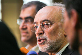 علی اکبر صالحی در جمع خبرنگاران در حاشیه جلسه مشارکت سازمان انرژی اتمی با وزارت بهداشت برای درمان پیشرفته سرطان