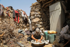 حلیمه ۷۵ سال دارد و از مشکلات بهداشتی همچون فقدان حمام و نبود آب آشامیدنی کافی در روستای جلاران می‌گوید.