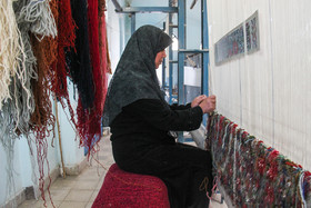 در خاموشی این روزهای قالی کرمان تعداد محدودی از زنان این استان به بافت قالی فعالیت دارند.
